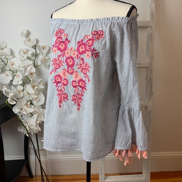 Off Shoulder Bell Sleeve Embroidered Top - Picture 6 of 6